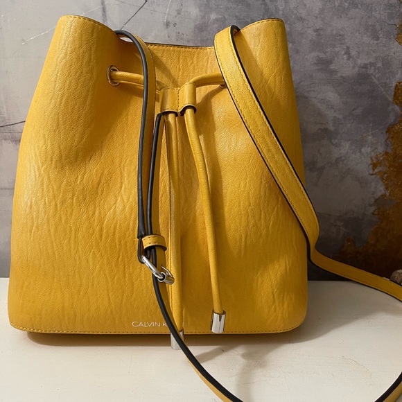 Calvin Klein yellow bucket bag - Picture 6 of 10
